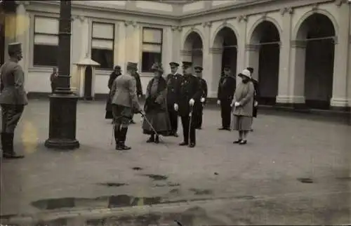 Ak Königin Wilhelmina, Soldaten, Schlosshof