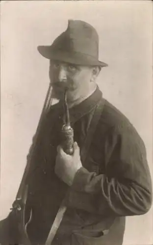 Foto Ak Portrait von einem Mann mit Gewehr und Pfeife, Jäger, Oberingenieur Hagemann