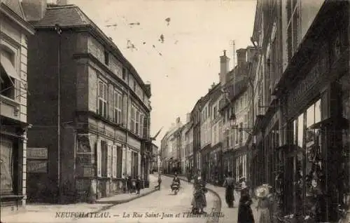 Ak Neufchâteau Lothringen Vosges, Rue Saint-Jean, Rathaus