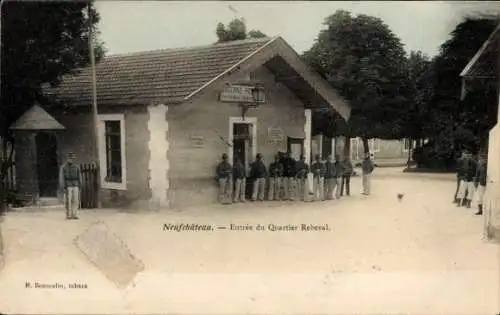 Ak Neufchâteau Lothringen Vosges, Quartier Rebeval, Eingang, Soldaten