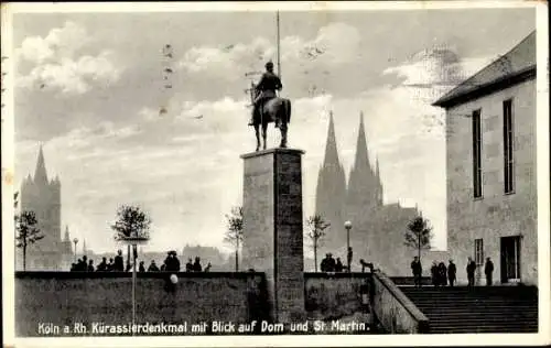 Ak Köln am Rhein, Kürassierdenkmal mit Blick auf den Dom und St. Martin