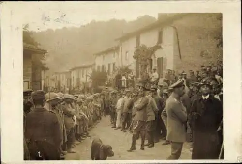 Foto Ak Deutsche Soldaten in Uniformen und französische Kriegsgefangene, Kronprinz Wilhelm, I WK
