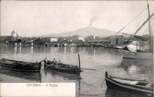 Ak Catania Sicilia, Il Porto, Partie im Hafen, Ruderboote, Segelschiff, Ätna