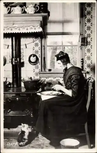 Ak Staphorst Overijssel Niederlande, Frau in niederländischer Tracht, Beim Gemüseschälen, Katze