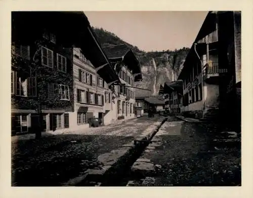 Foto um 1880, Meiringen Kanton Bern Schweiz, Dorfansicht mit Alpbach