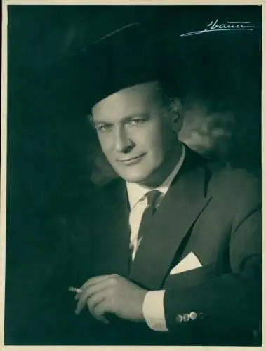 Foto Schauspieler Curd Jürgens, Zigarette, Anzug, Fellmütze, Portrait, 1930