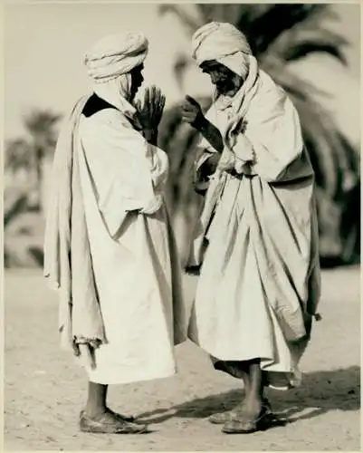 Foto Strüwe, Carl, Zwei Beduinen unterhalten sich