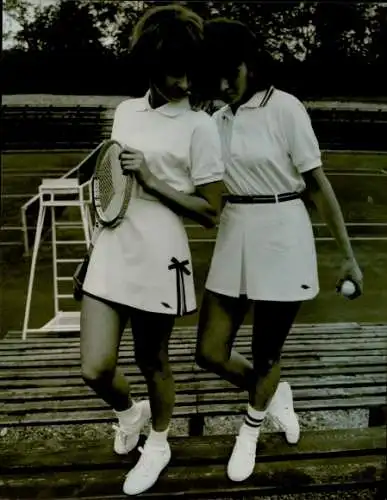 Foto Frauen in Tenniskleidung, Reklame, Münchener Sportbekleidungsfabrik Carl Braun, Oberaudorf