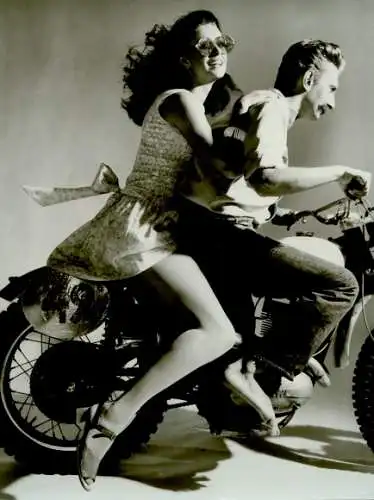 Foto Arwa Lady Charming kini, Frau und Mann auf einem Motorrad, Reklame