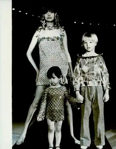 Foto Frau und Kinder in Mode von Paco Rabanne und Figaro Jacques Dessange Modeschau, Models
