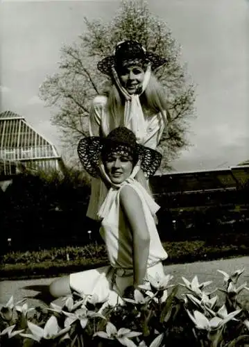 Foto Schauspielerinnen Helga und Gitta Körner mit Häkelhüten
