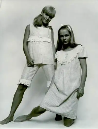 Foto Models in Schlafanzug und Nachthemd, Reklame, Original Rawe, Frühjahr Sommer 1967