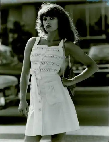 Foto Model in Kleid von Betty Barclay, Tasche von Le Bagagerie, Sommer 1974