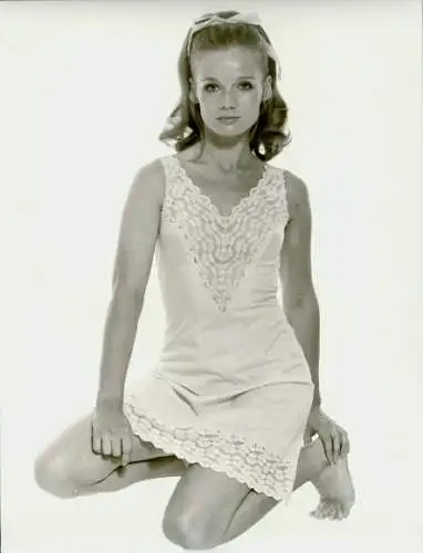 Foto Model im Unterkleid, Charmor, Sommer 1969