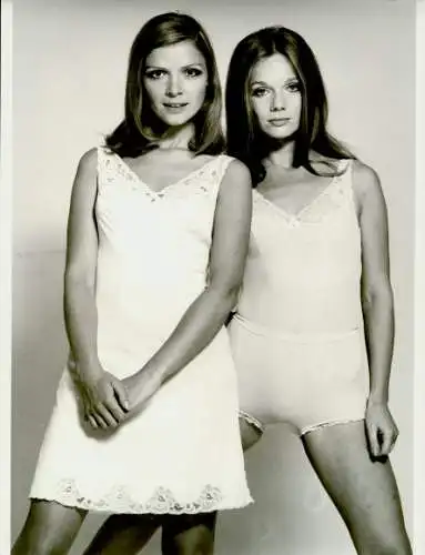 Foto Models im Unterkleid und Unterwäschegarnitur, Charmor, Sommer 1969