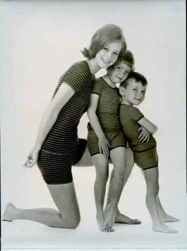 Foto Models in Unterwäsche, Frau mit Kindern, Modell Balmoral