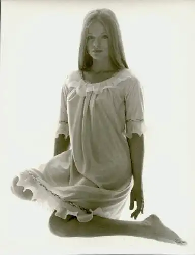 Foto Model in Nachthemd, Modell Charmor, 1969