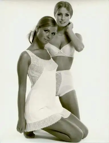 Foto Models in Unterwäsche, Rainbow Super Set, BH, Hemdröckchen, Charmor 1969