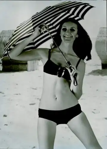Foto Model in Bikini mit Sonnenschirm