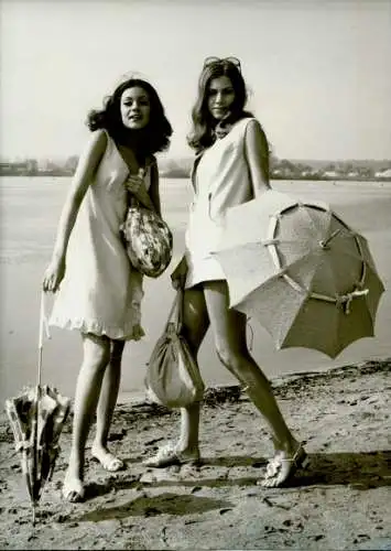 Foto Models Jeanette und Christine im Bade Set, Aachener Schirm Couturier Brauer