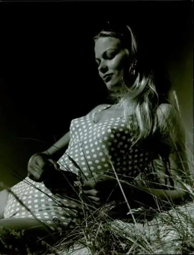 Foto Model im Badeanzug aus Bri Nylon von Benger Ribana, 1969