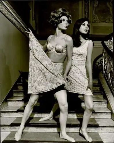 Foto Models in Bikini und Strandkleid, 1968, Deutsches Mode Institut