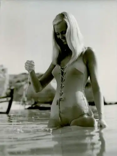 Foto Model im Badeanzug aus Bri Nylon, Benger Ribana, 1969