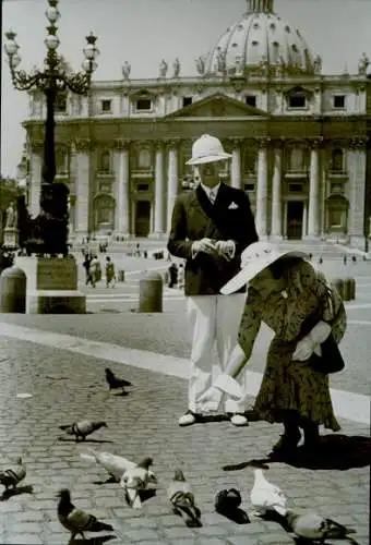Foto Paul Wolff, Vatikan Roma Rom Lazio, Petersplatz, Petersdom, Ehepaar im Urlaub, Taubenfütterung