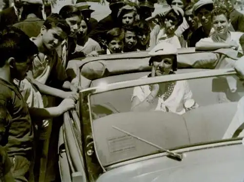 Foto Paul Wolff, Italien?, Frau auf Reisen in einem Auto, Jungs bestaunen Auto, Urlaub