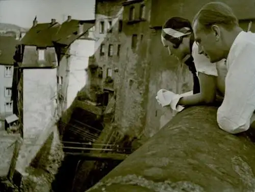 Foto Paul Wolff, Saarburg an der Saar Bezirk Trier, Ehepaar im Urlaub, Blick von der Burg