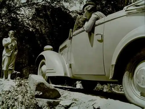 Foto Paul Wolff, Mettlach im Saarland, Burg Montclair, Ehepaar auf Reisen in einem Auto