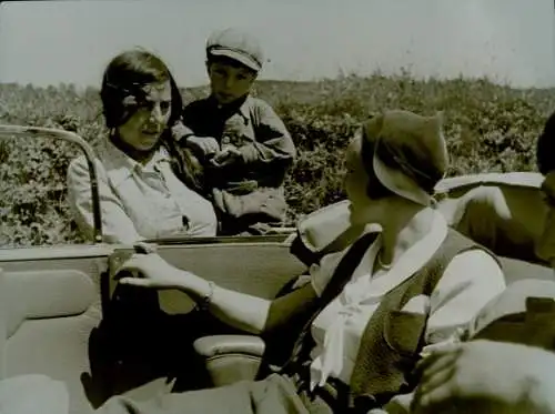 Foto Paul Wolff, Italien?, Ehepaar auf Reisen, Auto, Gespräch mit einheimischer Mutter und Kind