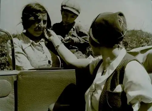 Foto Paul Wolff, Italien?, Ehepaar auf Reisen, Auto, Gespräch mit einheimischer Mutter und Kind