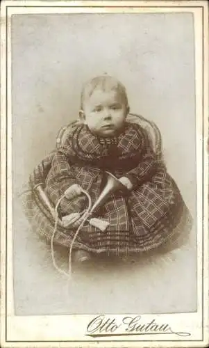 Kabinett Foto Berlin, Kleinkind mit Horn, Portrait