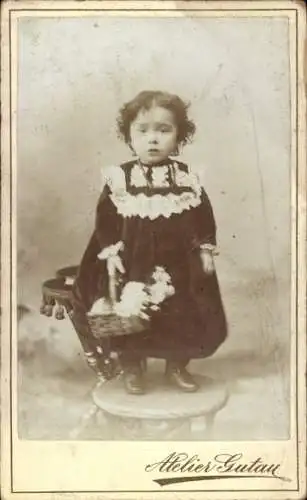 Kabinett Foto Berlin, Kind mit Weidenkorb auf einem Stuhl stehend, Portrait