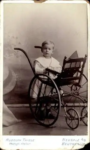 Kabinett Foto Bytom Beuthen Schlesien, Junge mit einem Kinderwagen