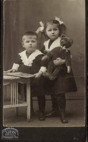 Kabinett Foto Berlin, Zwei Kinder, Mädchen mit Teddy im Arm, Junge