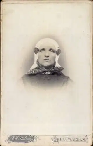 Kabinett Foto Leeuwarden Friesland Niederlande, Portrait einer Frau in Volkstracht