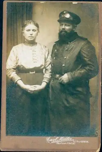 Foto Mann im Mantel und Schildmütze mit Frau, Portrait