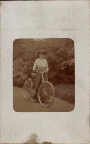 Foto Ak Frau mit Fahrrad, Portrait