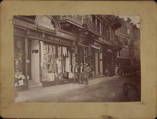 Foto Wien ?, Straßenpartie mit Wäschehandlung, um 1900