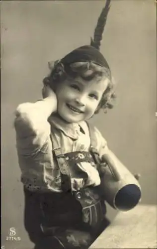 Ak Junge in Tracht, Portrait, Krug, Hut mit Feder