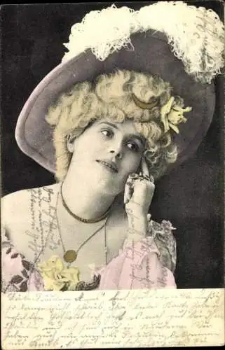 Ak Frau in Gedanken versunken, Hut mit Federn, Portrait