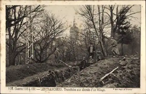 Ak Französischer Schützengraben am Rande eines Dorfes, I WK