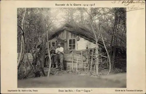 Ak Französische Soldaten vor einer Hütte im Wald, I WK