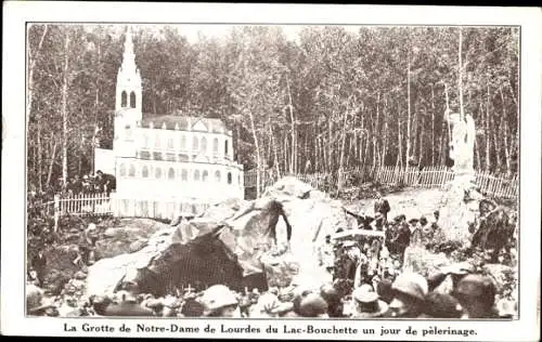 Ak Quebec Kanada, Lac Bouchette an einem Pilgertag, Grotte Notre Dame de Lourdes