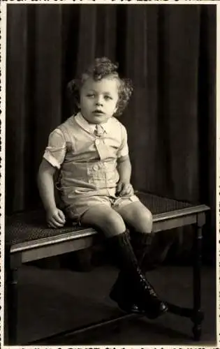 Foto Ak Kinderportrait, Junge in kurzen Hosen