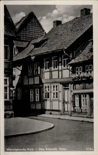 Ak Wernigerode im Harz, Das kleinste Haus, Fachwerkhaus