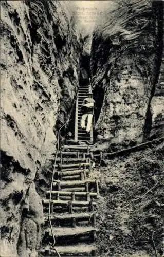 Ak Königstein an der Elbe Sächsische Schweiz, Pfaffenstein, Aufstieg durch das Nadelöhr