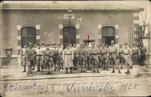 Foto Ak Lunéville Meurthe et Moselle, Gruppenbild der Soldaten, 1925